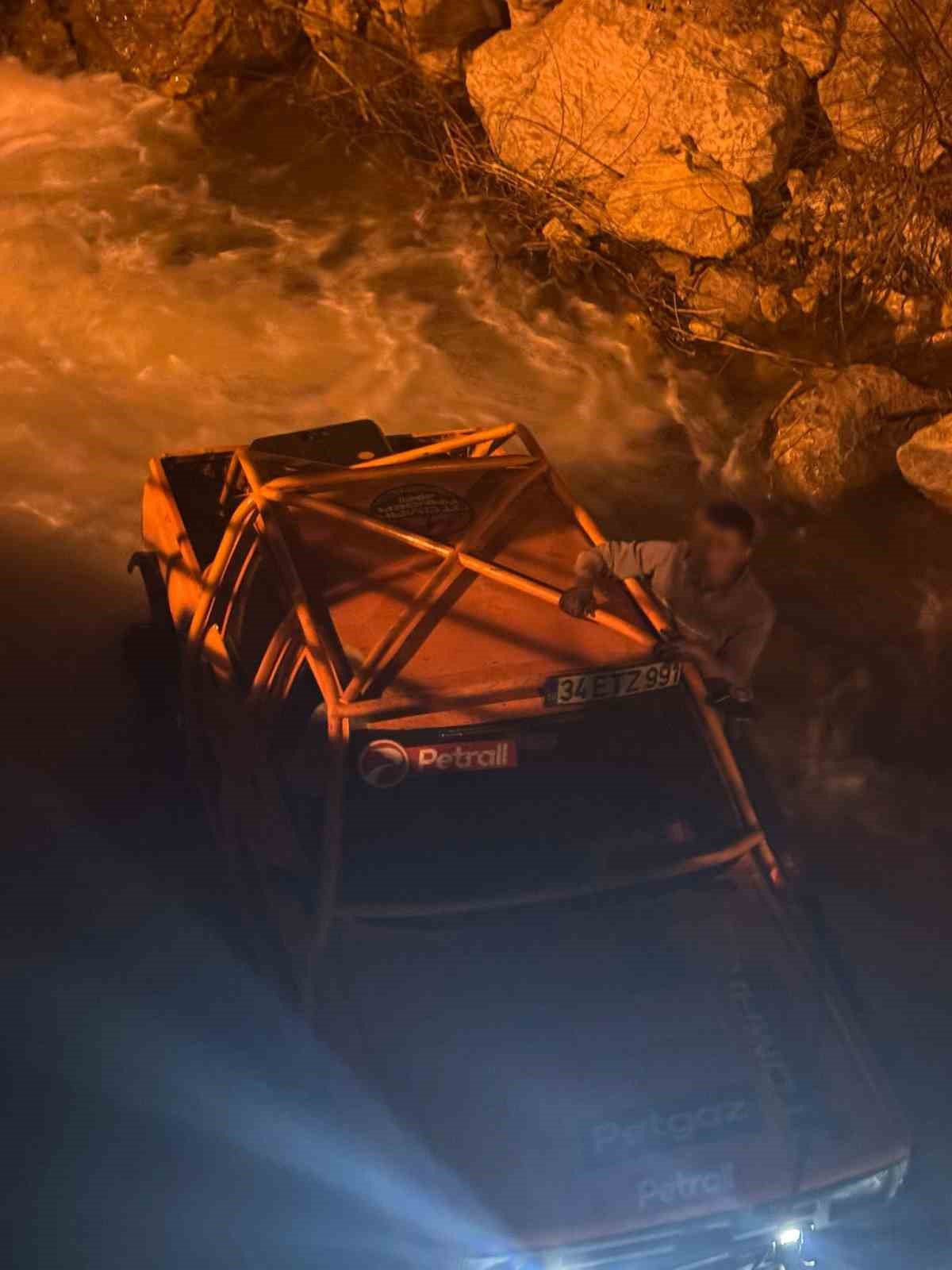 Karabük’te tehlikeli adrenalin: Gençlerin bazıları trafikte tehlikeli akrobasi yaptı, diğeri şelale sularında mahsur kaldı
