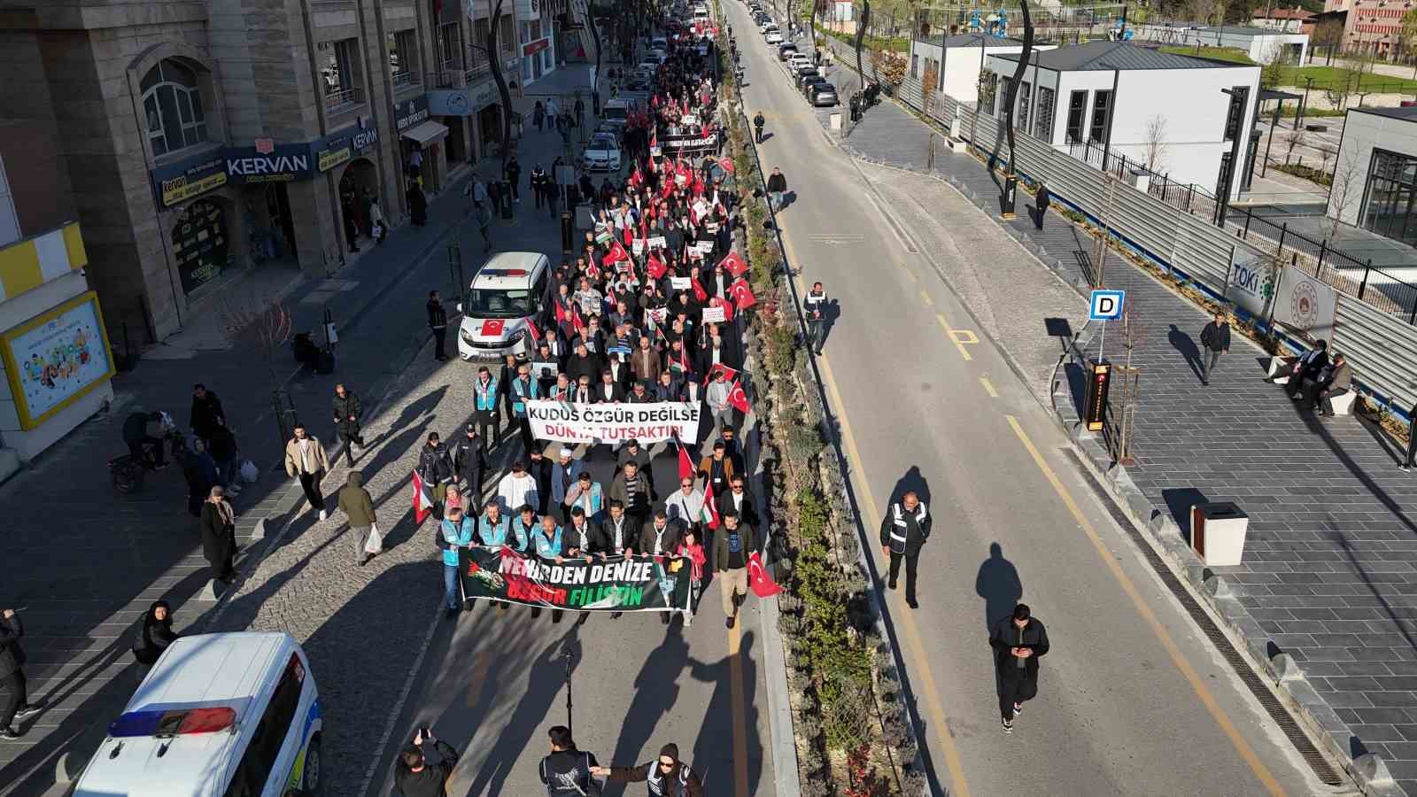 Karabük’te yüzlerce kişi Gazze için yürüdü
