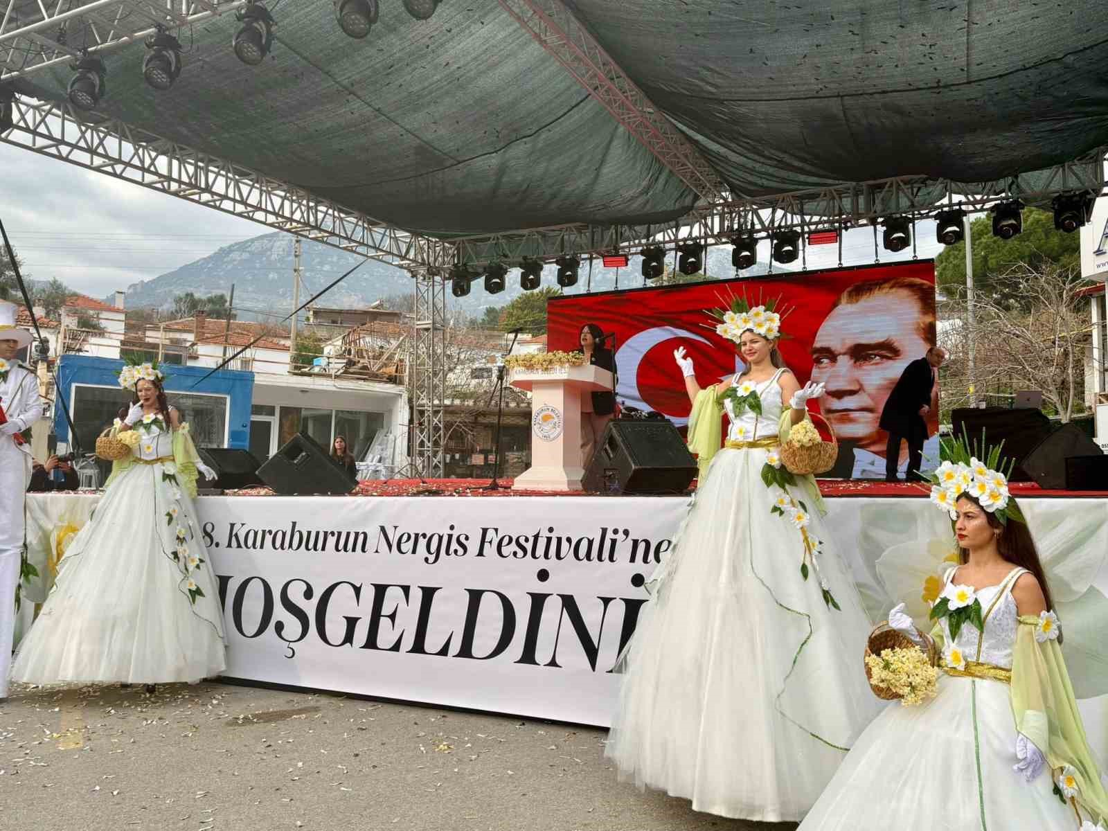 Karaburun’da mis kokulu nergis festivali
