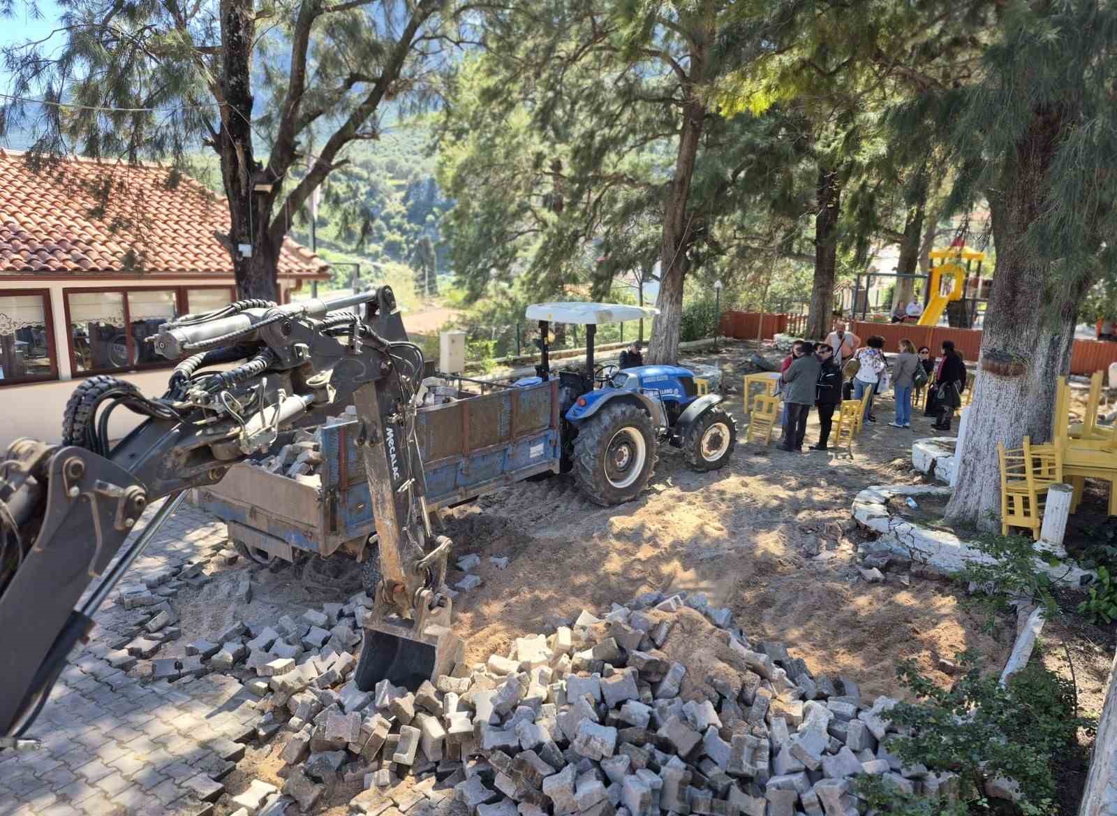 Karaburun’da Nergis Çay Bahçesi’nin çocuk parkı yapılması protesto edildi
Karaburun’da Nergis Çay Bahçesi’nin çocuk parkı yapılması protesto edildi