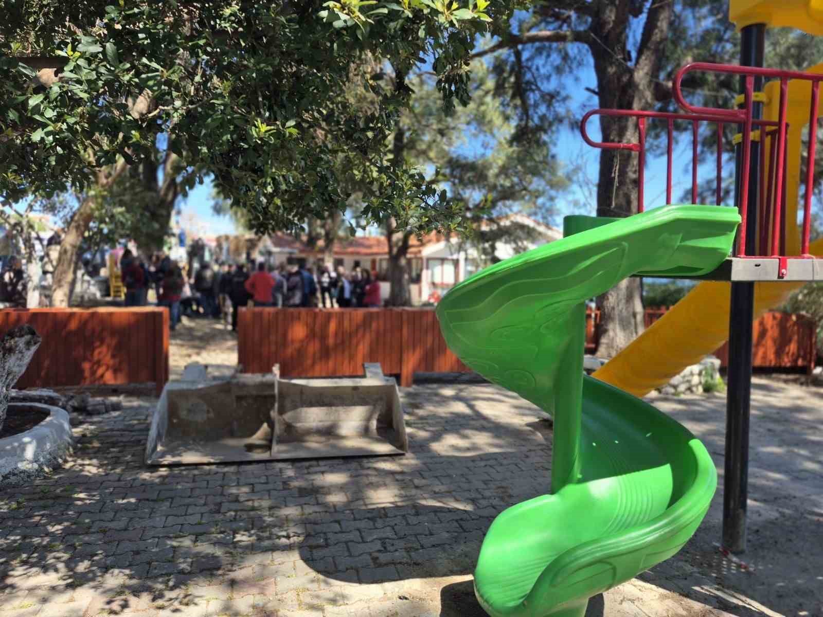 Karaburun’da Nergis Çay Bahçesi’nin çocuk parkı yapılması protesto edildi
Karaburun’da Nergis Çay Bahçesi’nin çocuk parkı yapılması protesto edildi