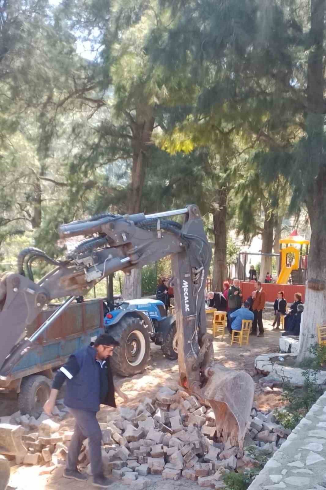 Karaburun’da Nergis Çay Bahçesi’nin çocuk parkı yapılması protesto edildi
Karaburun’da Nergis Çay Bahçesi’nin çocuk parkı yapılması protesto edildi