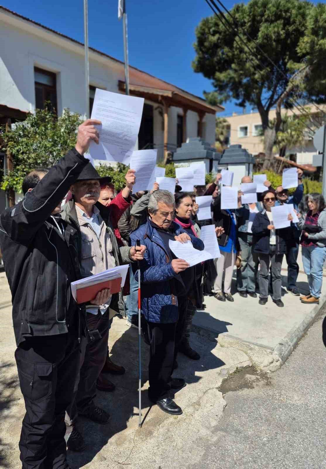 Karaburun’da Nergis Çay Bahçesi’nin çocuk parkı yapılması protesto edildi
Karaburun’da Nergis Çay Bahçesi’nin çocuk parkı yapılması protesto edildi