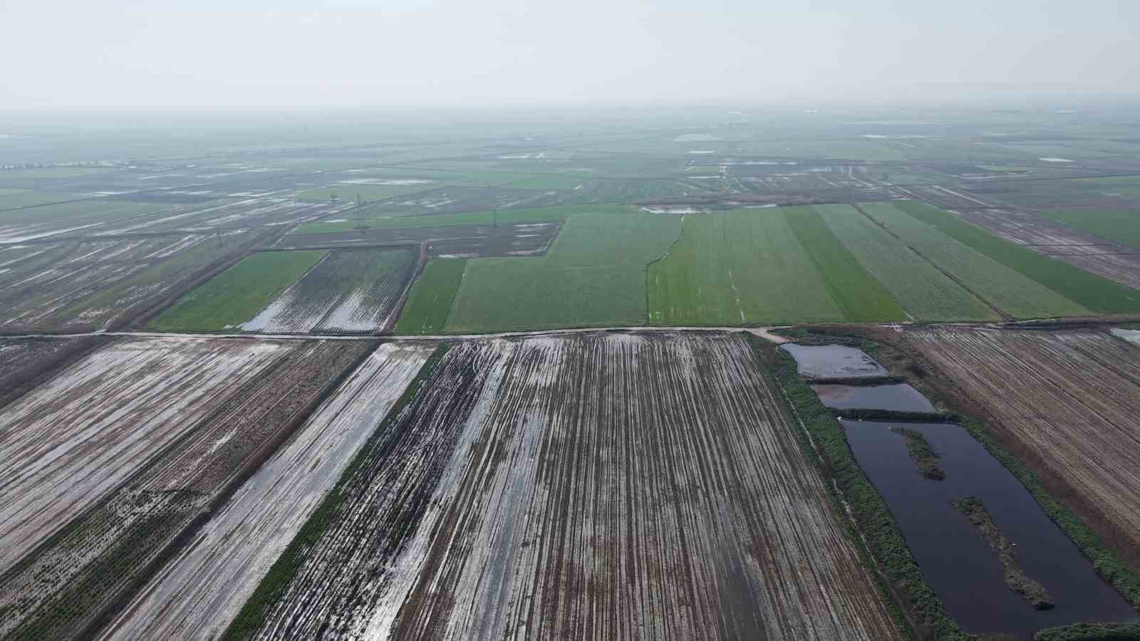 Karacabey çiftçisi yeni sezon ekimleri için suların çekilmesini bekliyor

