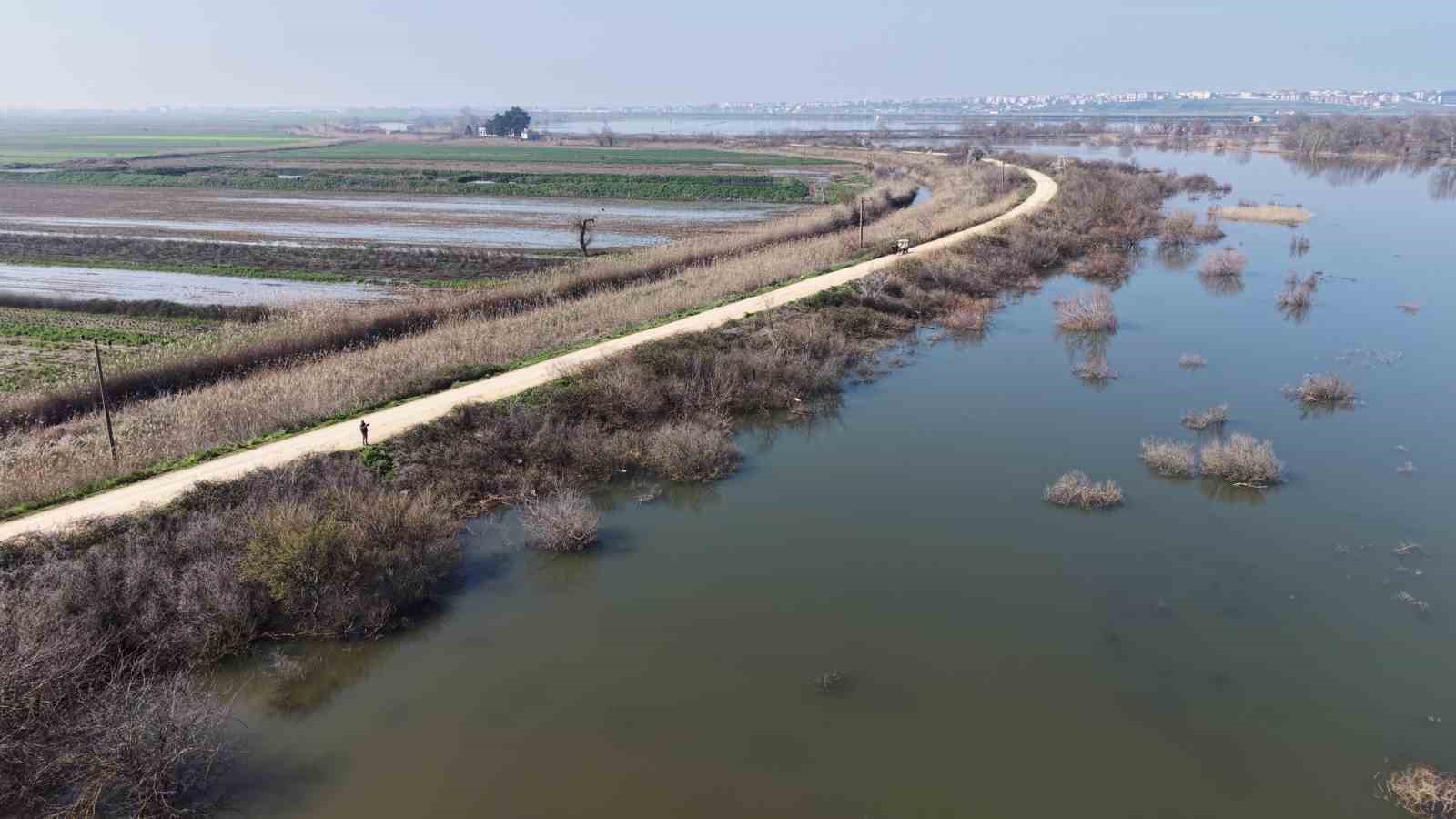 Karacabey çiftçisi yeni sezon ekimleri için suların çekilmesini bekliyor
