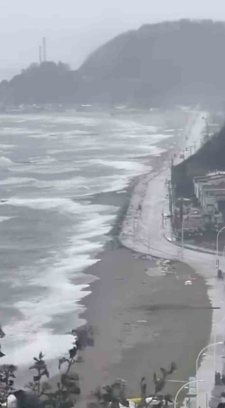 Karacabey’de fırtına ve sağanak sonrası deniz taştı
