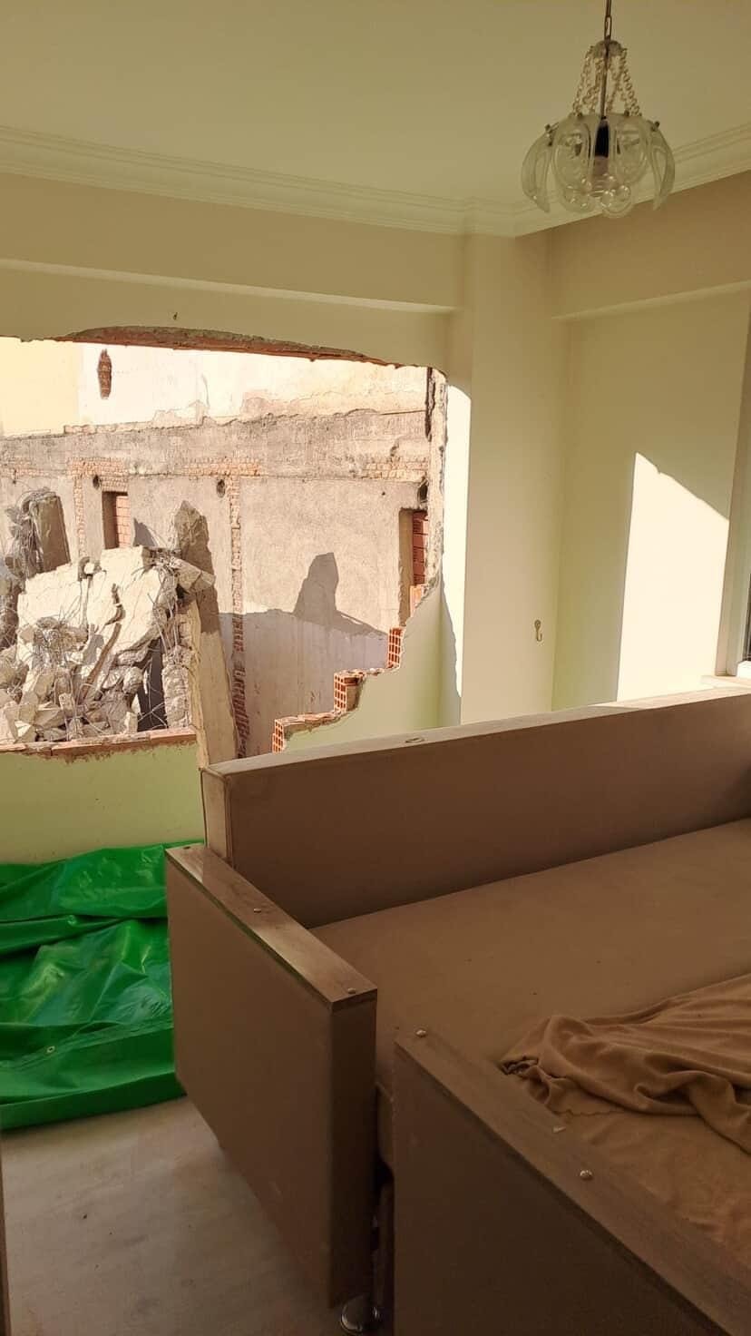 Karacabey’de inşaat çalışması yan binaya zarar verdi
