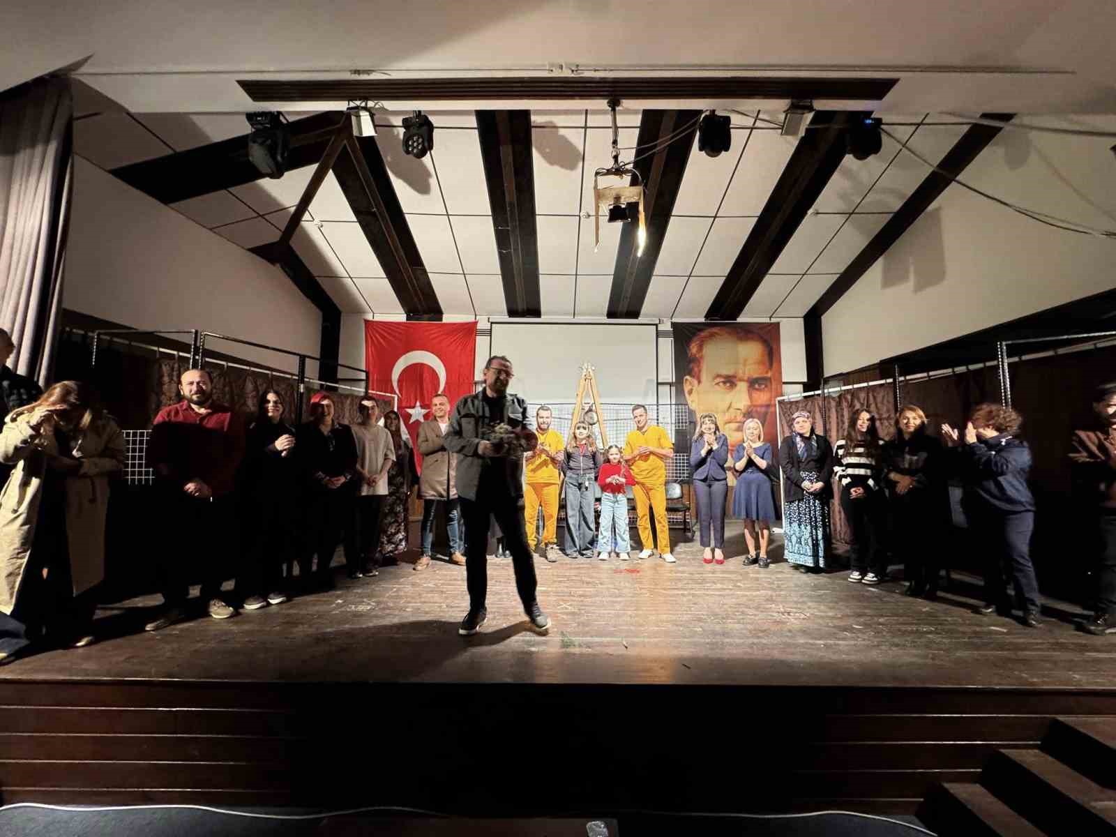 Karacasu’da "Hepimiz Mahkumuz" oyunu büyük ilgi gördü
