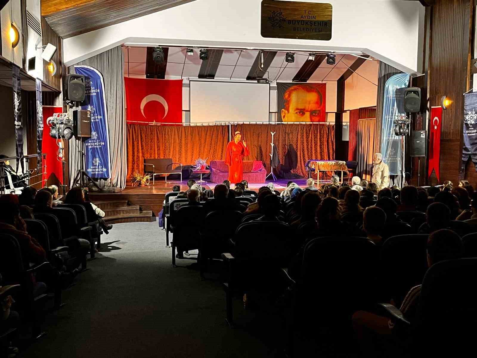 Karacasu’da ’İyi Delirdik’ tiyatro oyunu vatandaşlarla buluştu
