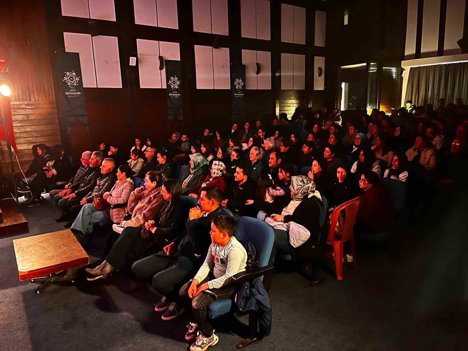 Karacasu’da ’İyi Delirdik’ tiyatro oyunu vatandaşlarla buluştu
