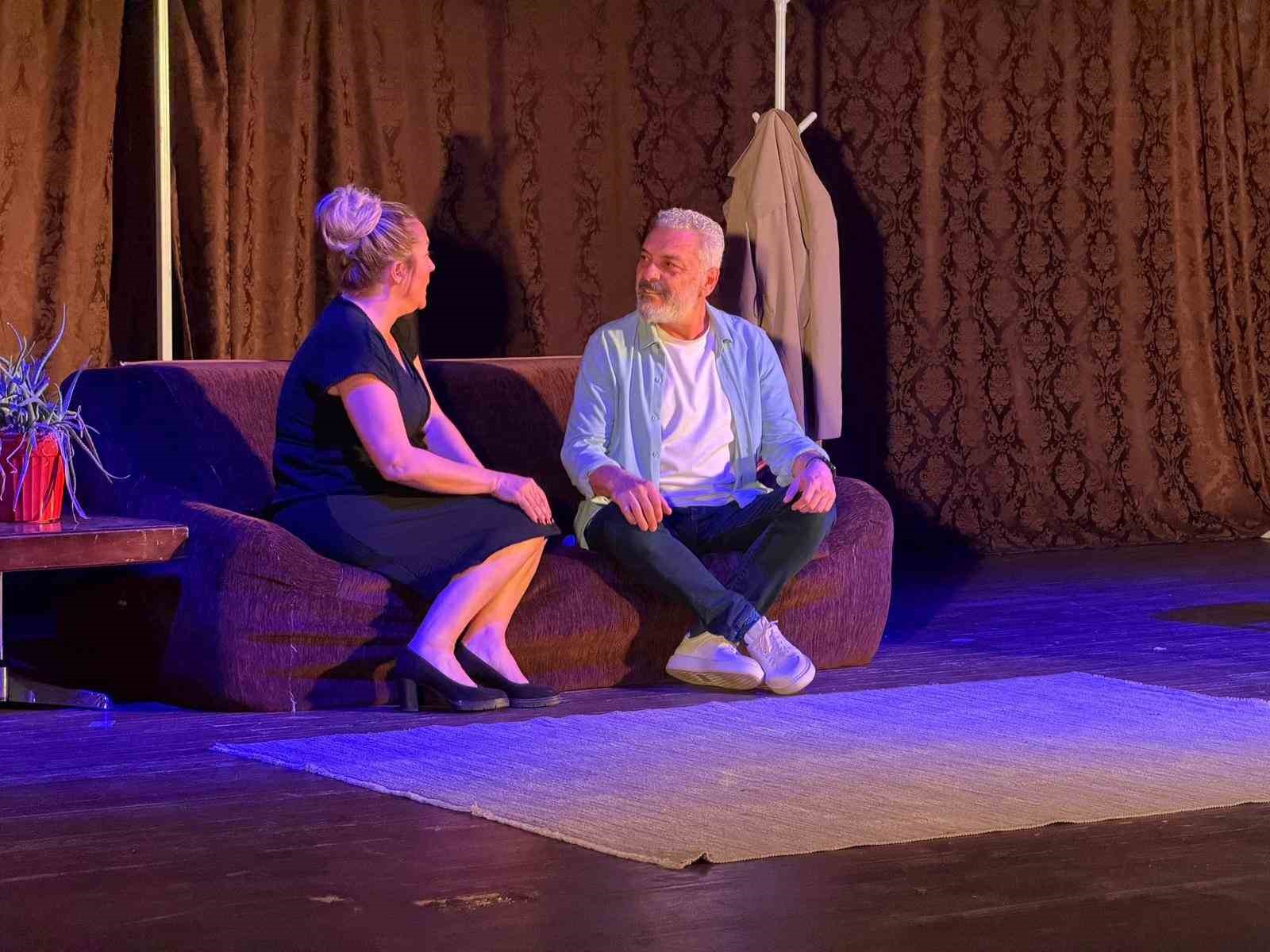 Karacasu’da ’İyi Delirdik’ tiyatro oyunu vatandaşlarla buluştu
