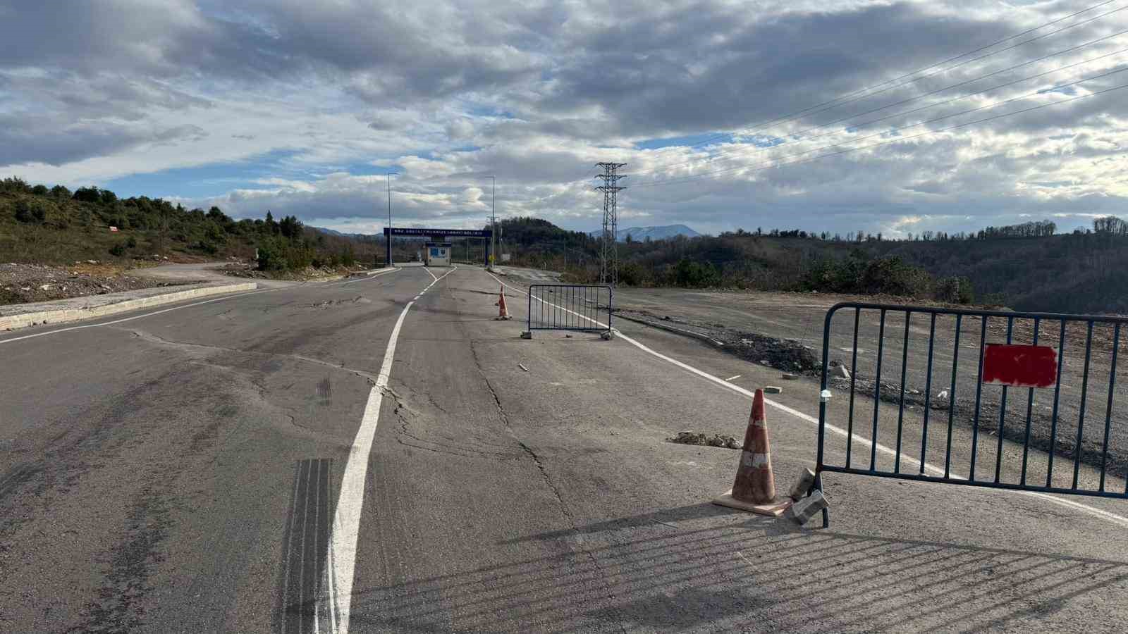 Karadeniz Ereğli OSB yolunda göçük
