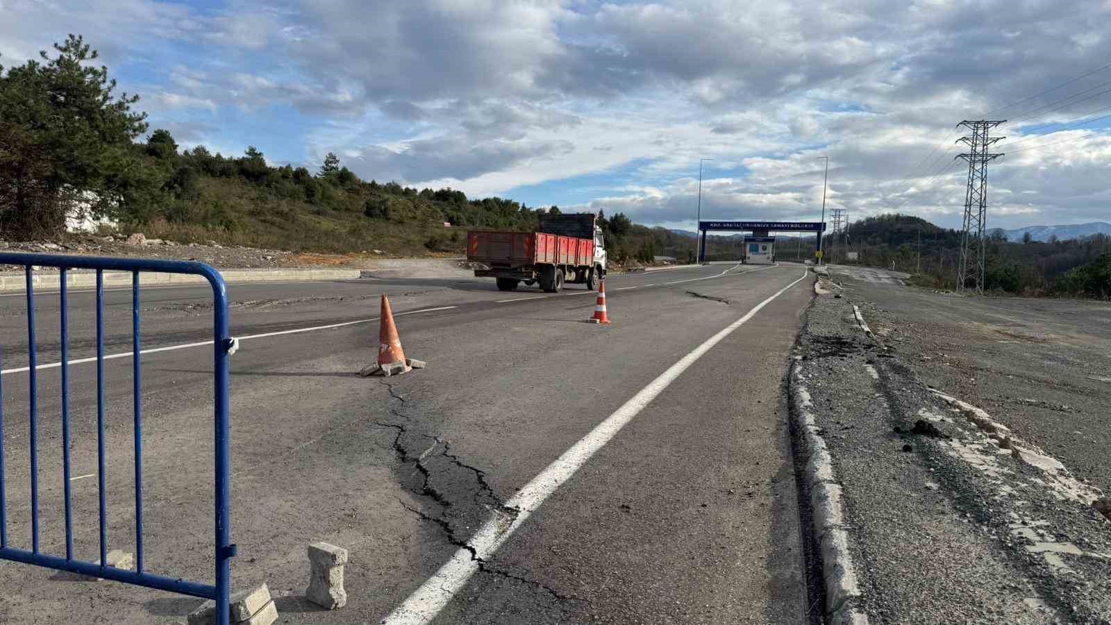Karadeniz Ereğli OSB yolunda göçük

