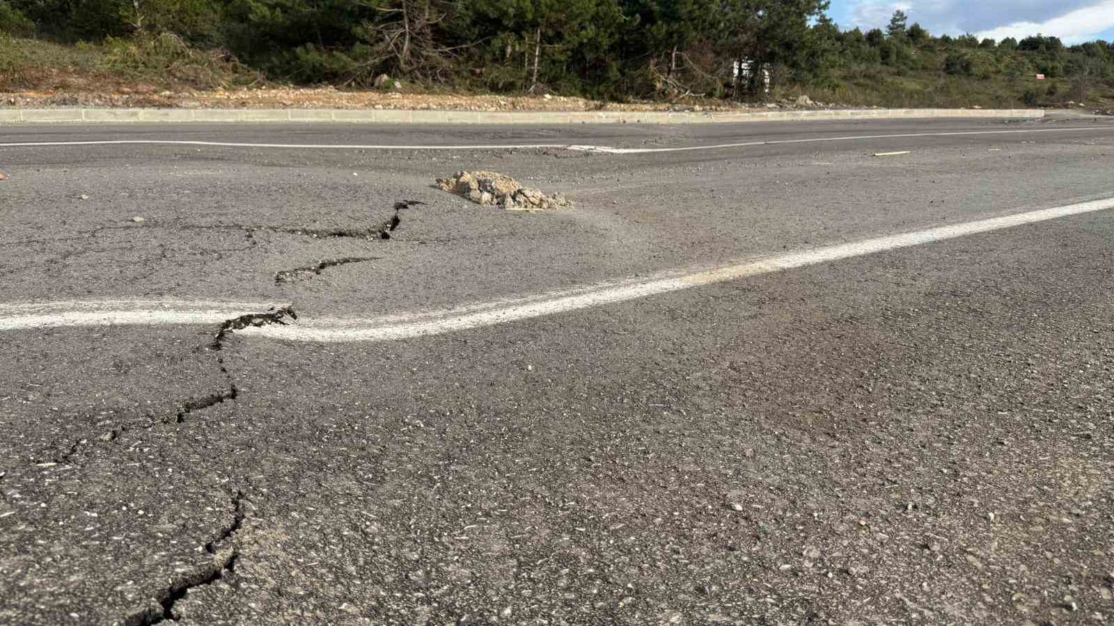 Karadeniz Ereğli OSB yolunda göçük
