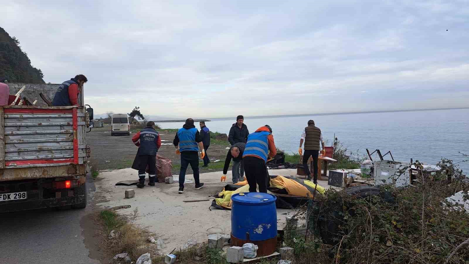 Karadeniz Ereğli’de plajlar bölgesindeki kaçak yapılan kaldırıldı
