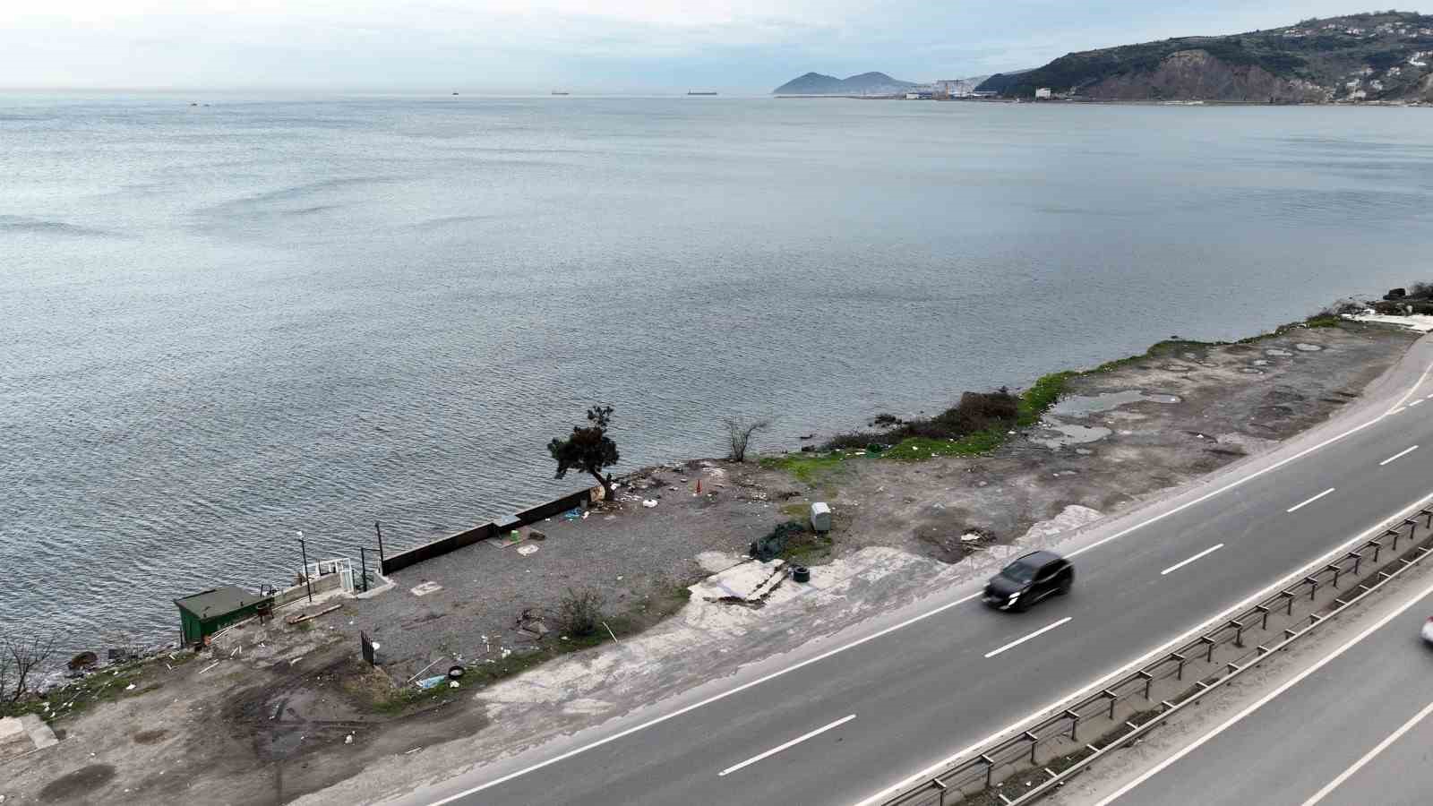 Karadeniz Ereğli’de plajlar bölgesindeki kaçak yapılan kaldırıldı
