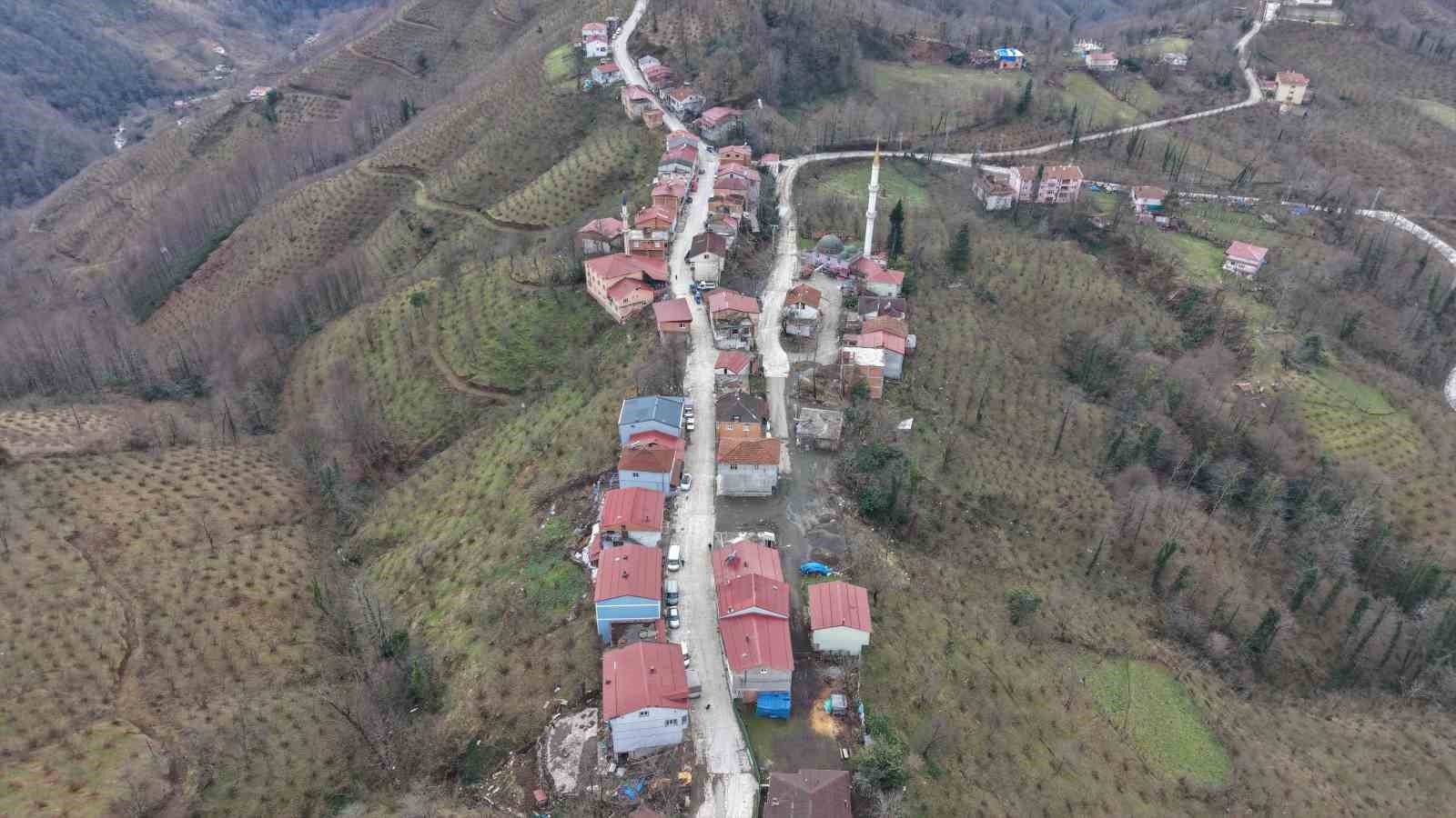 Karadeniz fıkrası gibi mahalle: Komşular bir adımla il değiştirip, bir dakika farkla iftar açıyor
