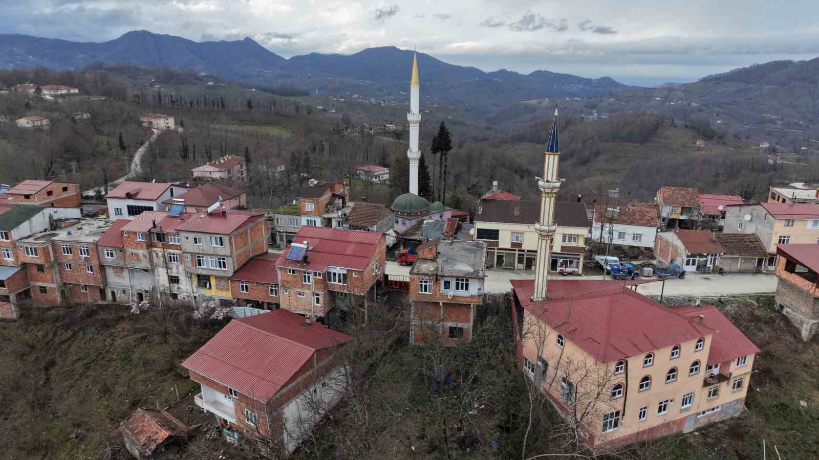 Karadeniz fıkrası gibi mahalle: Komşular bir adımla il değiştirip, bir dakika farkla iftar açıyor
