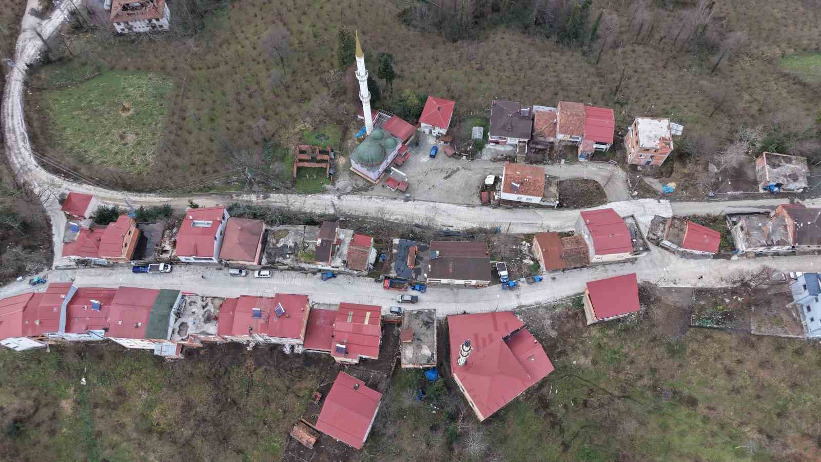 Karadeniz fıkrası gibi mahalle: Komşular bir adımla il değiştirip, bir dakika farkla iftar açıyor
