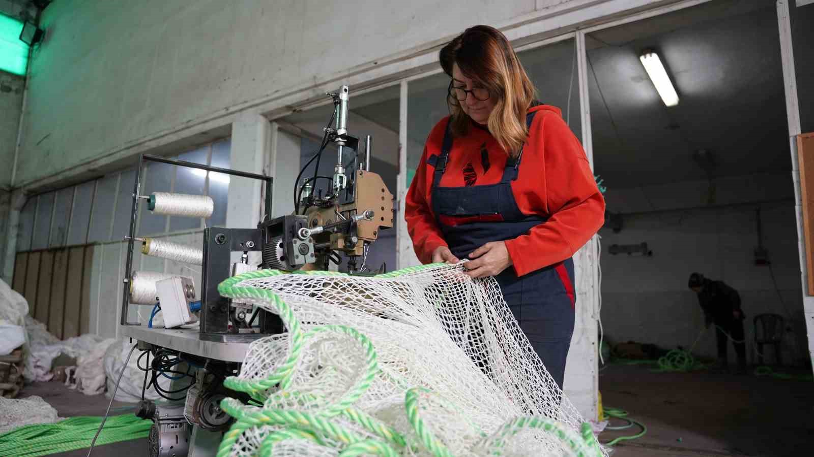 Karadeniz somonunun koruyucu ağlarına kadın eli
