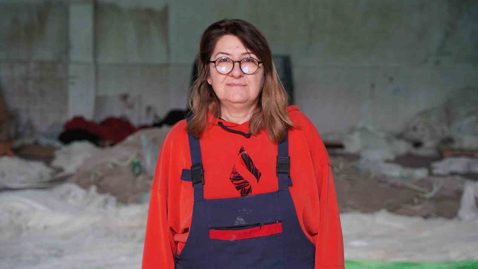 Karadeniz somonunun koruyucu ağlarına kadın eli
