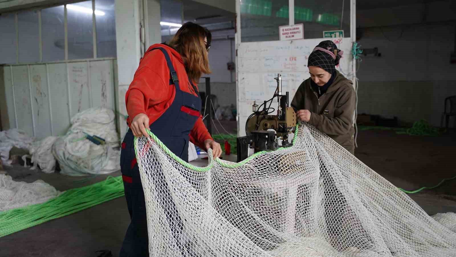Karadeniz somonunun koruyucu ağlarına kadın eli
