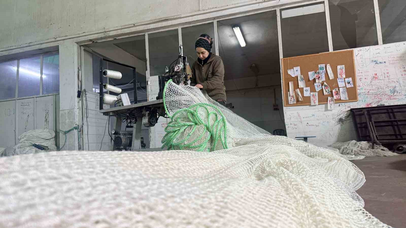 Karadeniz somonunun koruyucu ağlarına kadın eli
