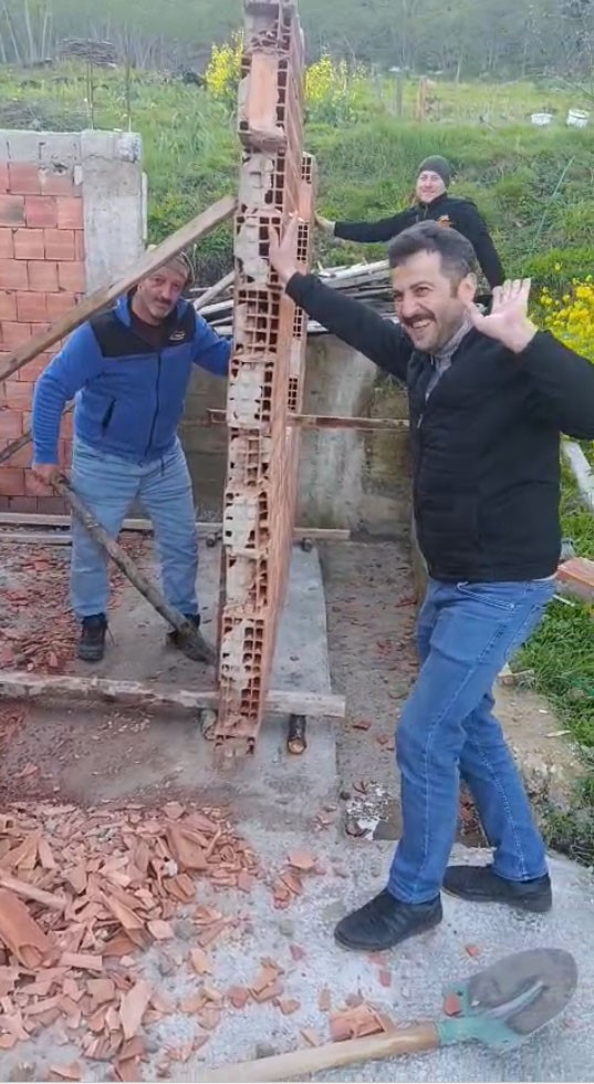 Karadeniz usulü ustalık: Duvarı yıkmadan yerini değiştirdiler
