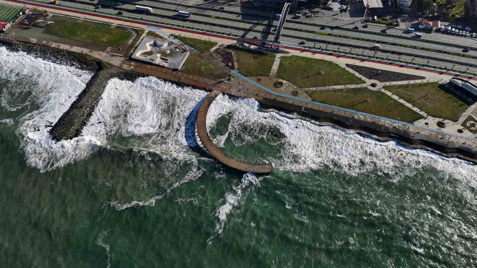 Karadeniz’de dalgalar havadan görüntülendi
