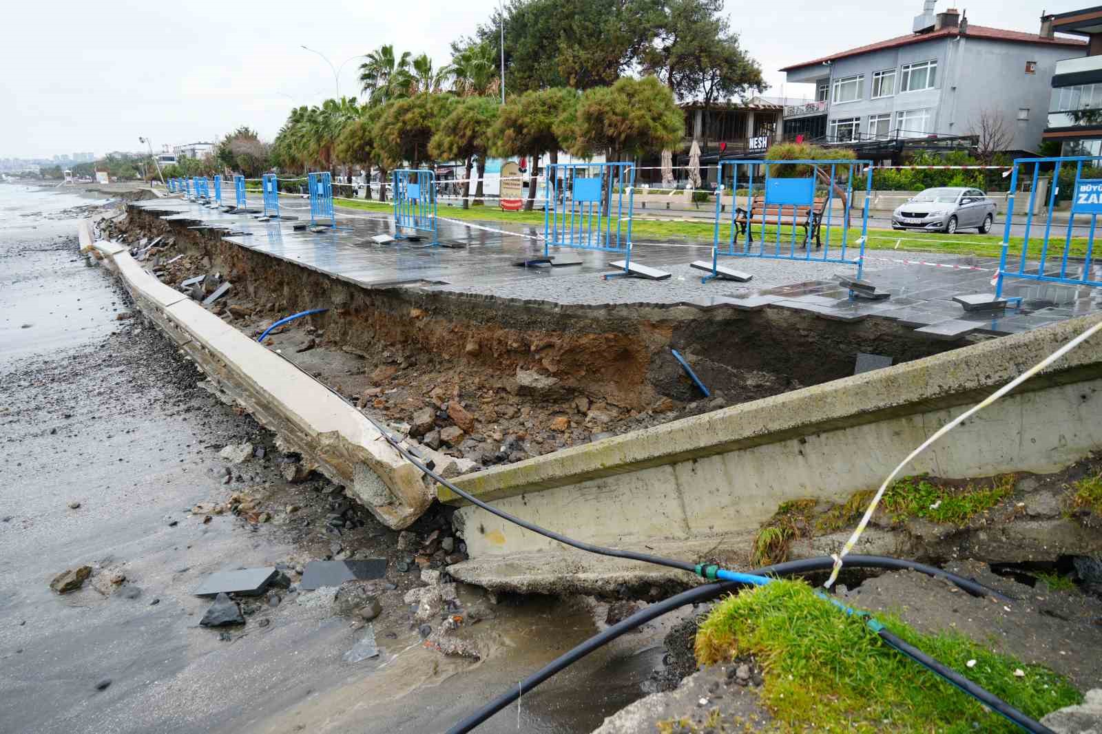 Karadeniz’de dev dalgalar sahili yıktı geçti
