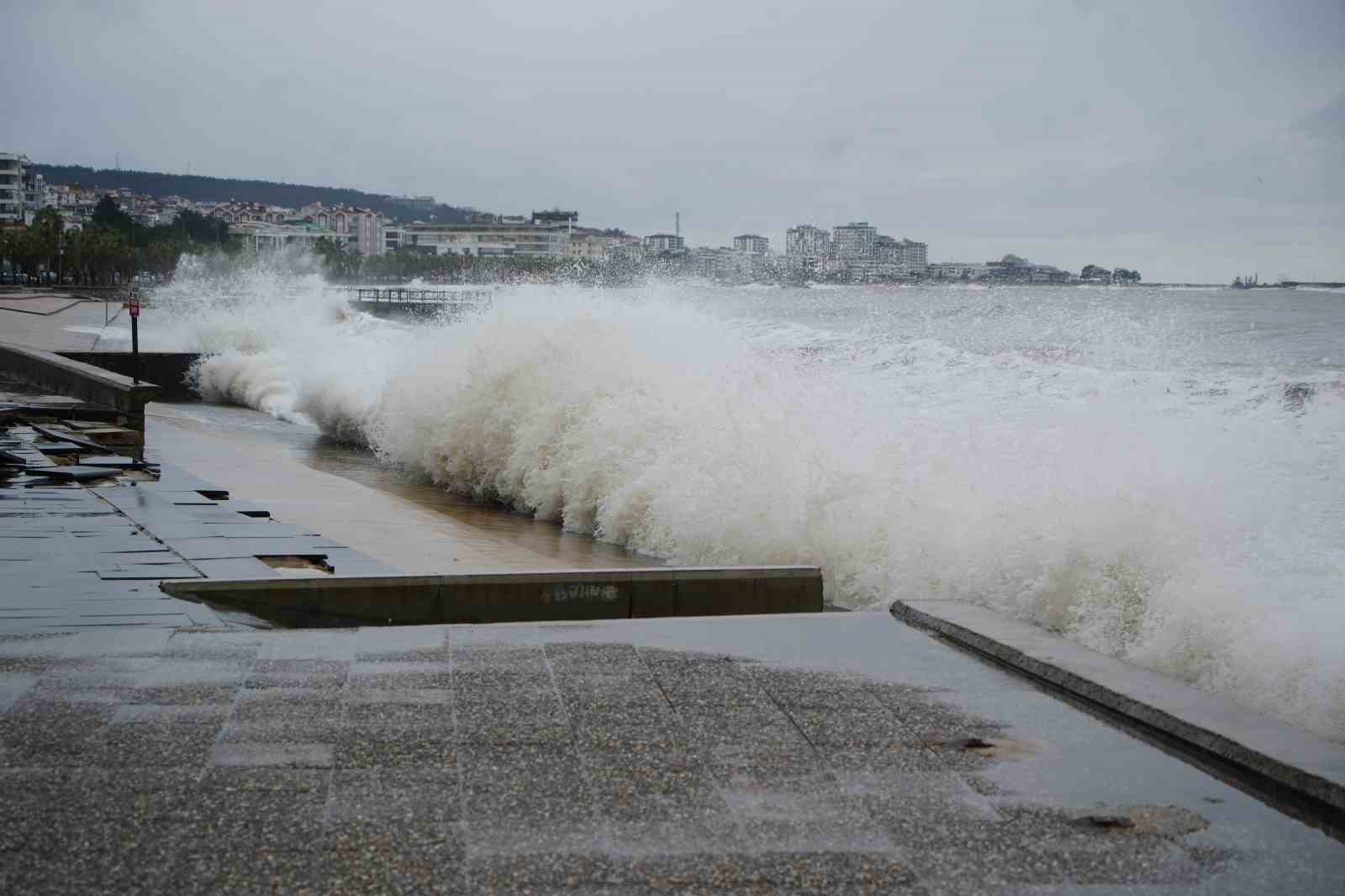 Karadeniz’de dev dalgalar sahili yıktı geçti

