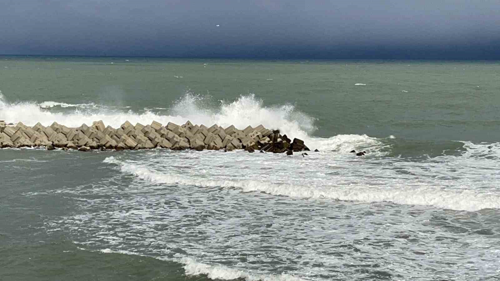 Karadeniz’de fırtına etkili oluyor
