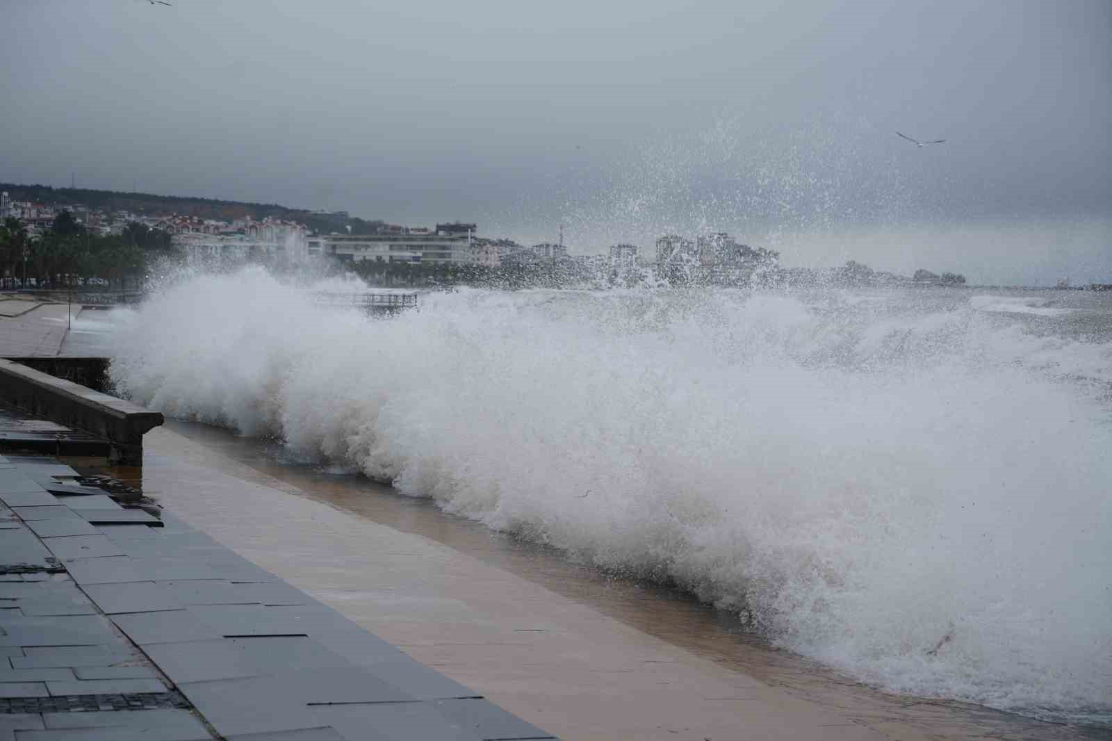Karadeniz’de fırtına sahili vurdu: Dev dalgalar taşları kıyıya sürükledi
