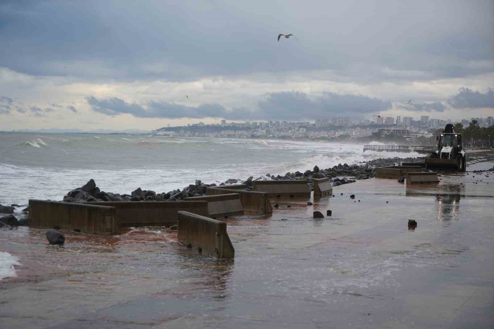 Karadeniz’de fırtına sahili vurdu: Dev dalgalar taşları kıyıya sürükledi
