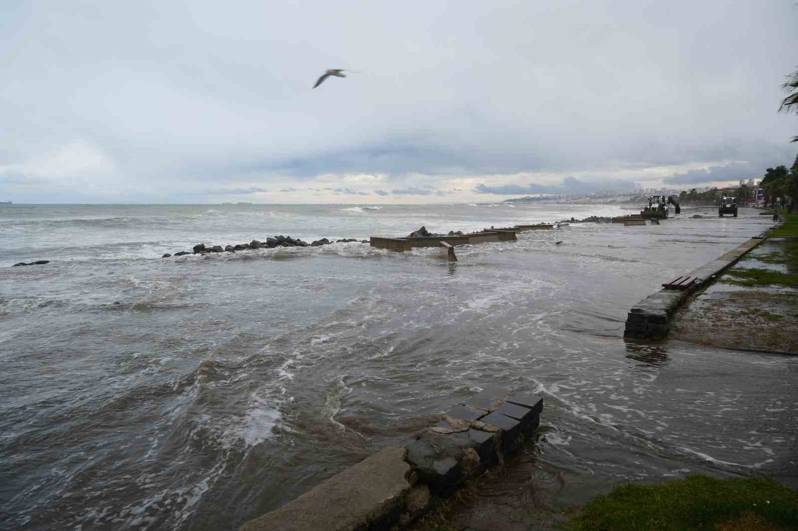 Karadeniz’de fırtına sahili vurdu: Dev dalgalar taşları kıyıya sürükledi
