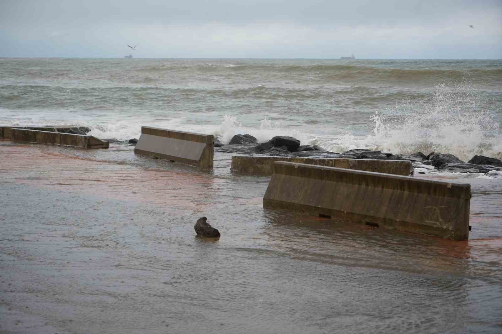 Karadeniz’de fırtına sahili vurdu: Dev dalgalar taşları kıyıya sürükledi
