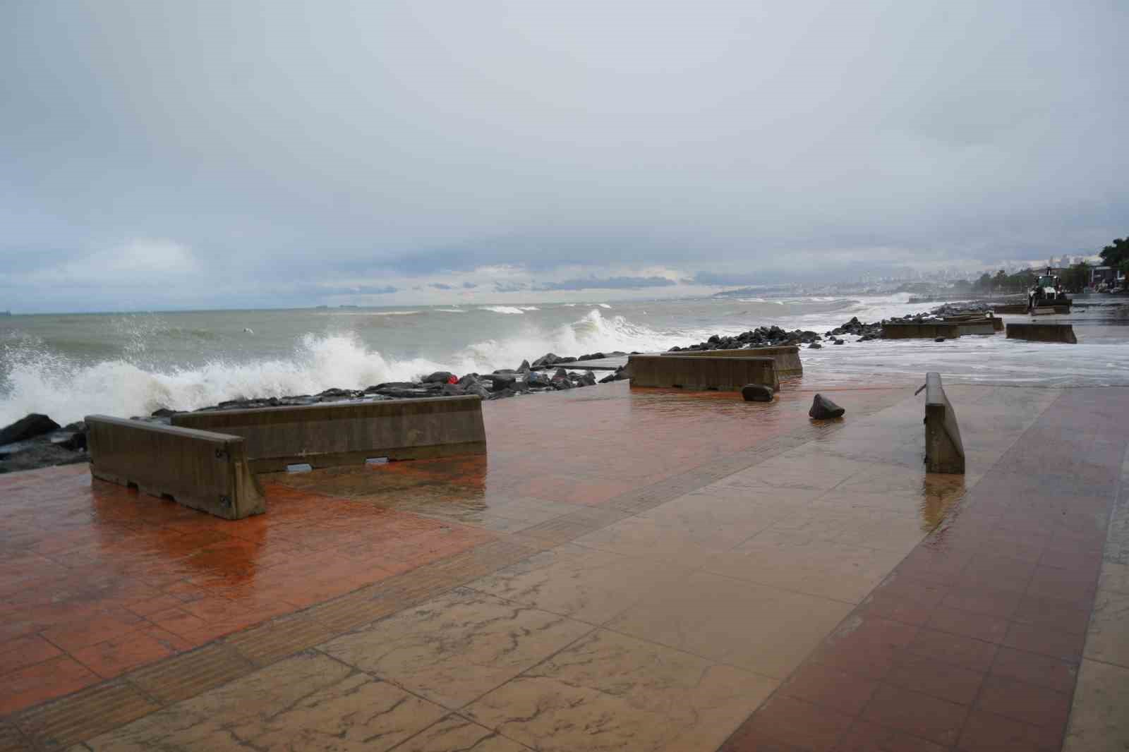 Karadeniz’de fırtına sahili vurdu: Dev dalgalar taşları kıyıya sürükledi
