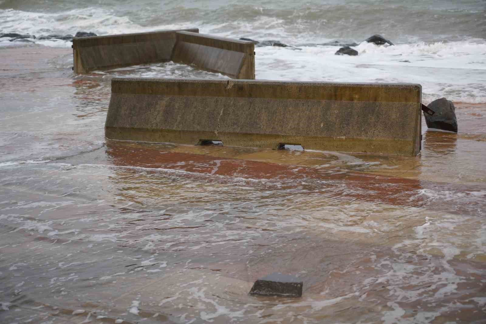 Karadeniz’de fırtına sahili vurdu: Dev dalgalar taşları kıyıya sürükledi
