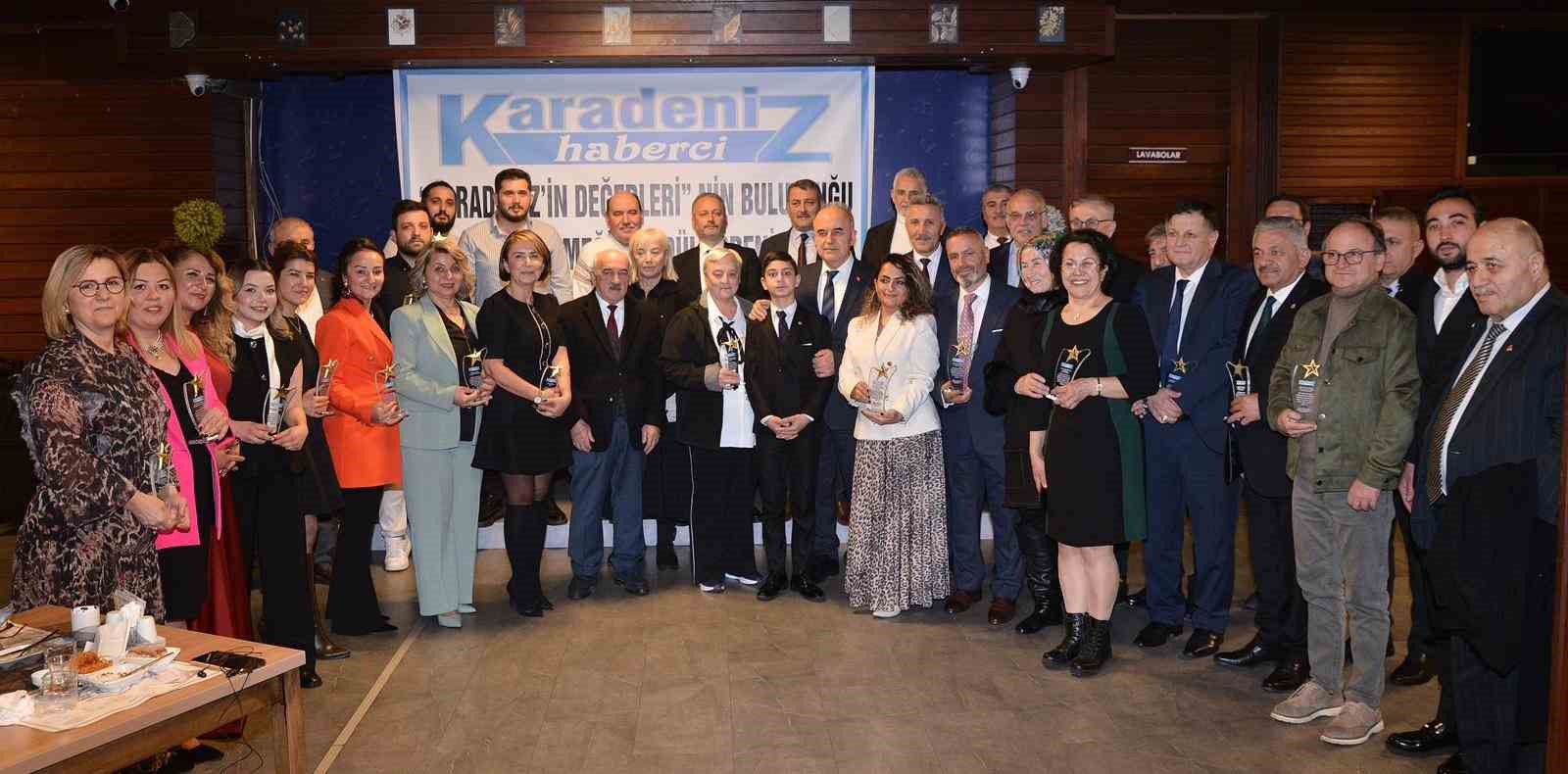Karadeniz’de ’yılın değerleri’ ödüllerini aldı
Karadeniz’de ’yılın değerleri’ ödüllerini aldı