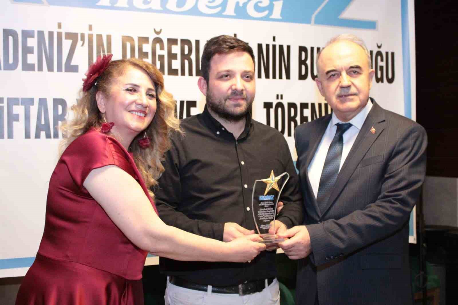 Karadeniz’de ’yılın değerleri’ ödüllerini aldı
Karadeniz’de ’yılın değerleri’ ödüllerini aldı