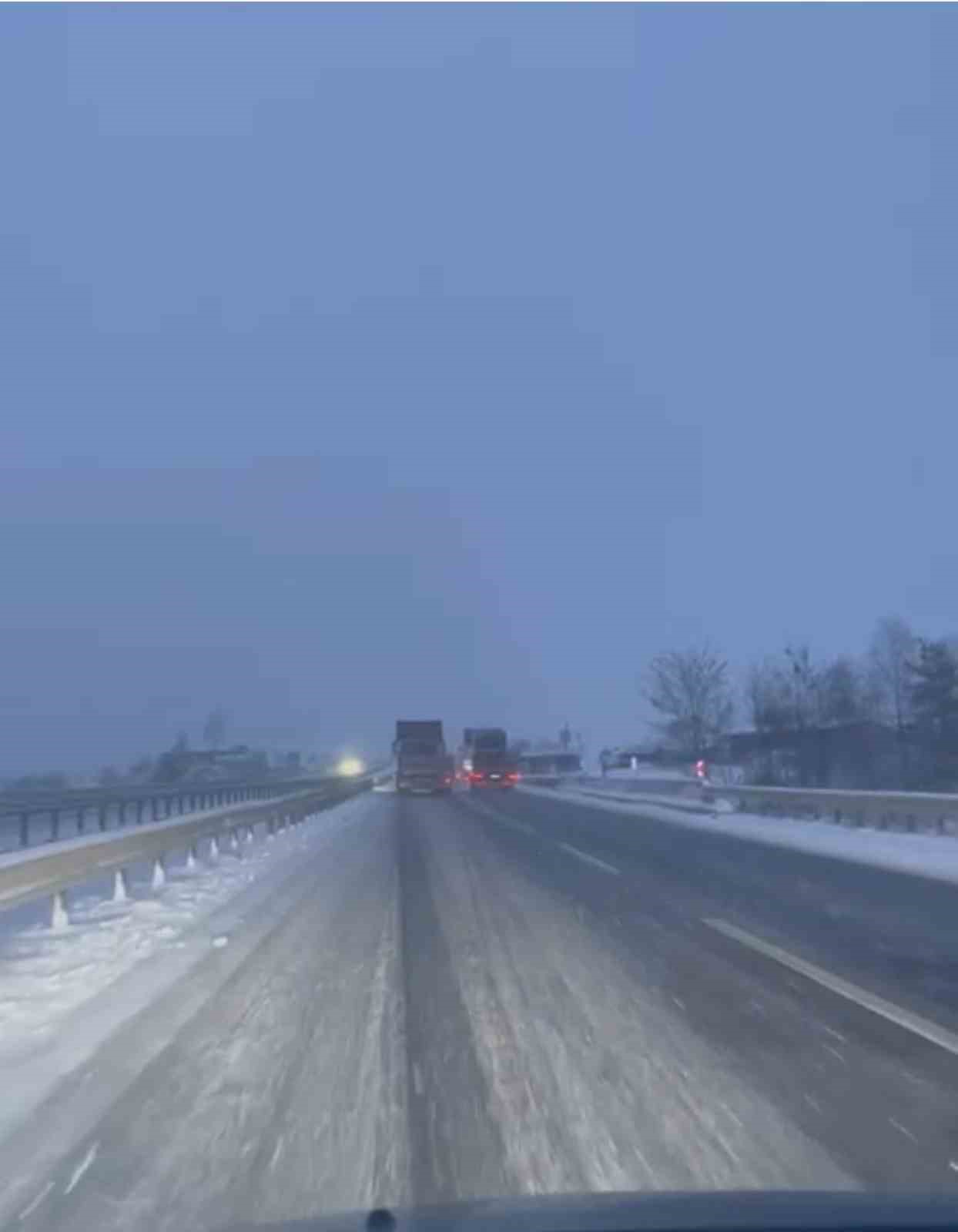 Karadeniz’i İstanbul’a bağlayan yolda kar yağışı etkili oluyor
