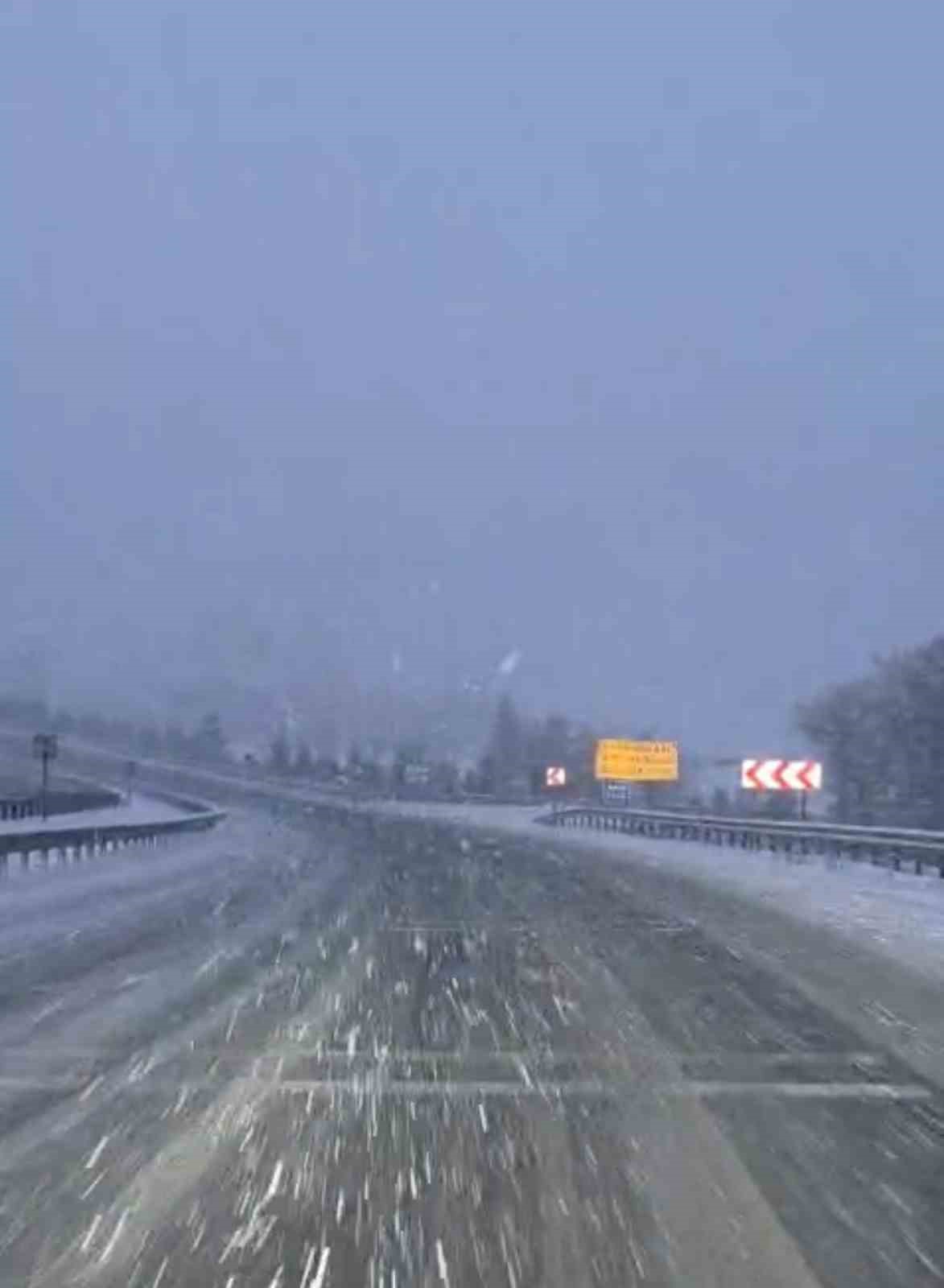 Karadeniz’i İstanbul’a bağlayan yolda kar yağışı etkili oluyor
