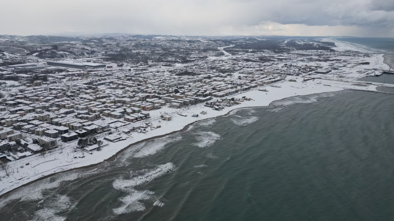 Karadeniz’in hırçın dalgaları karla buluştu, ortaya eşsiz fotoğraflar çıktı
