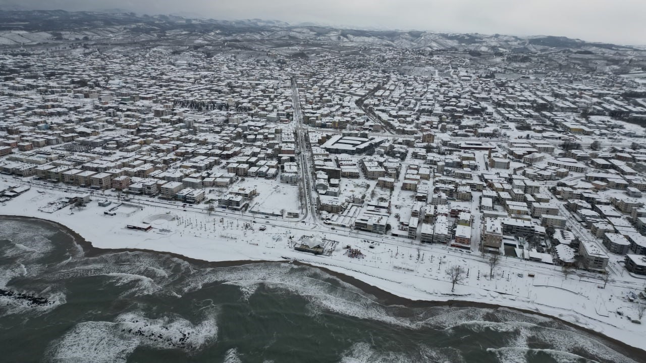 Karadeniz’in hırçın dalgaları karla buluştu, ortaya eşsiz fotoğraflar çıktı
