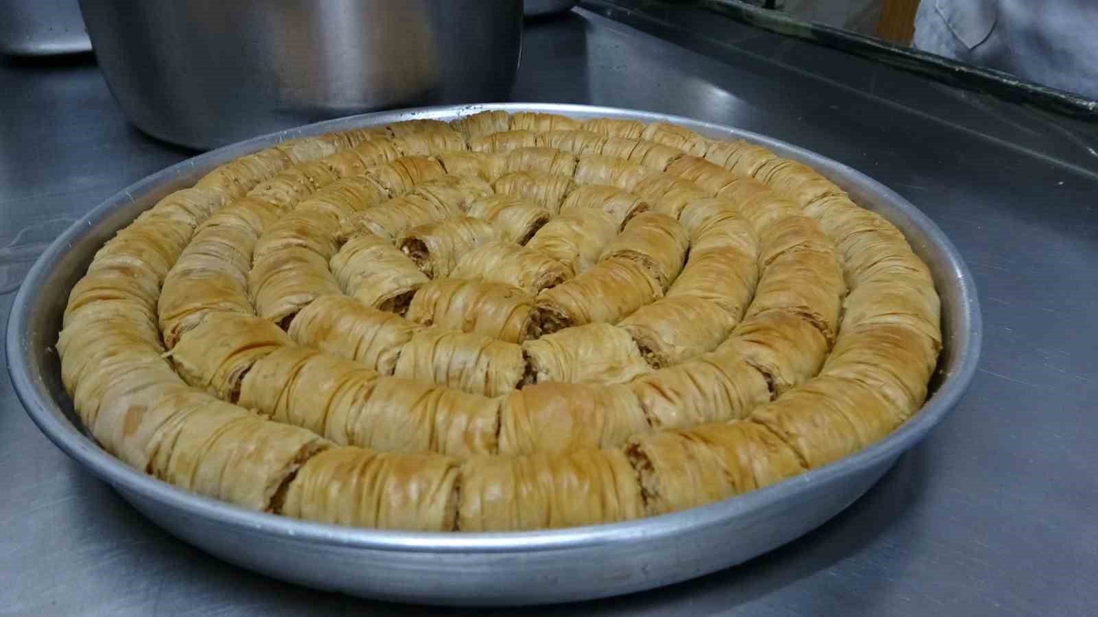 Karadeniz’in öne çıkan tatlıları arasında yerini alan Laz böreği ve gocaman gerdanı Ramazan’da daha çok ilgi görüyor
