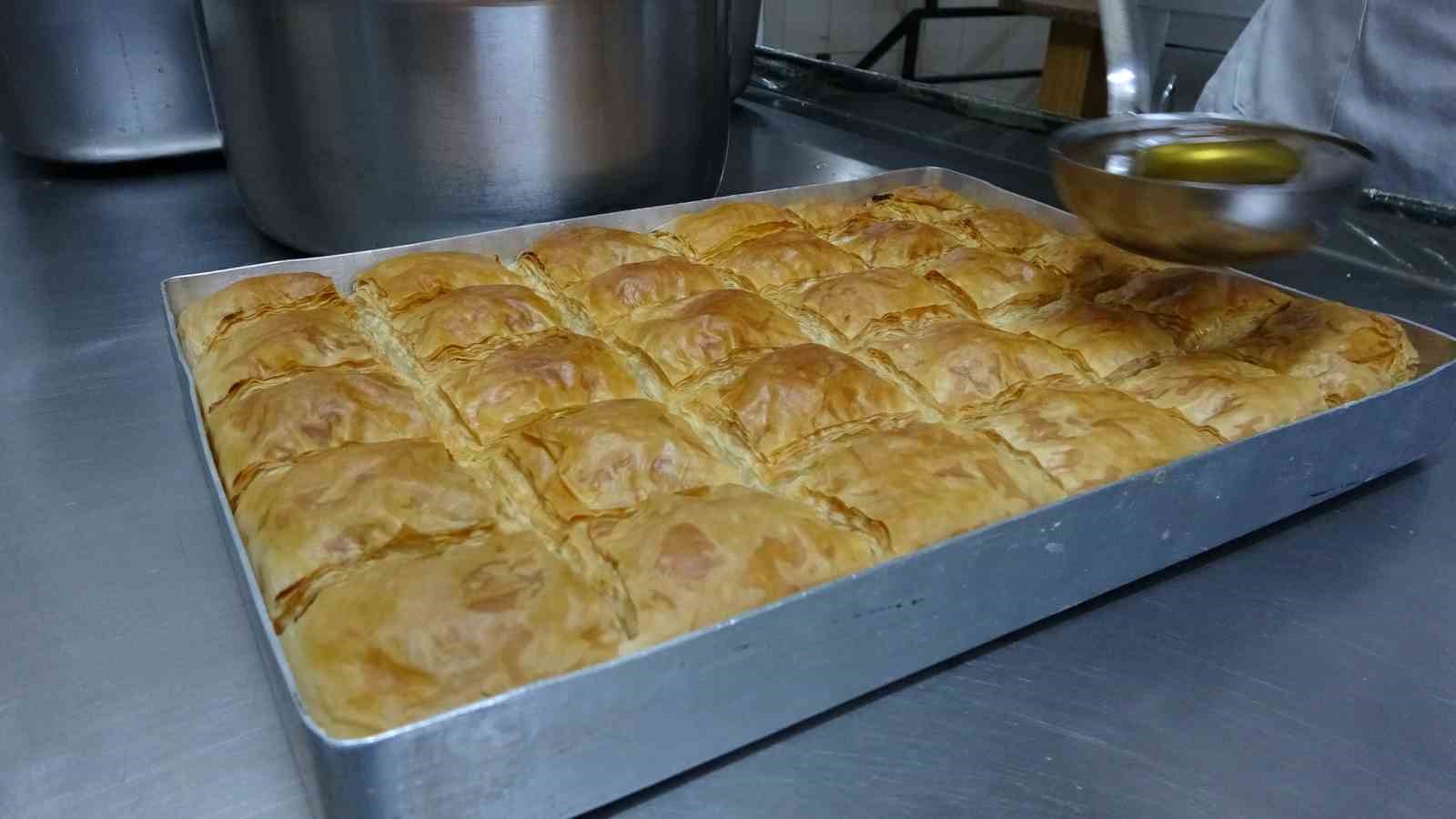 Karadeniz’in öne çıkan tatlıları arasında yerini alan Laz böreği ve gocaman gerdanı Ramazan’da daha çok ilgi görüyor
