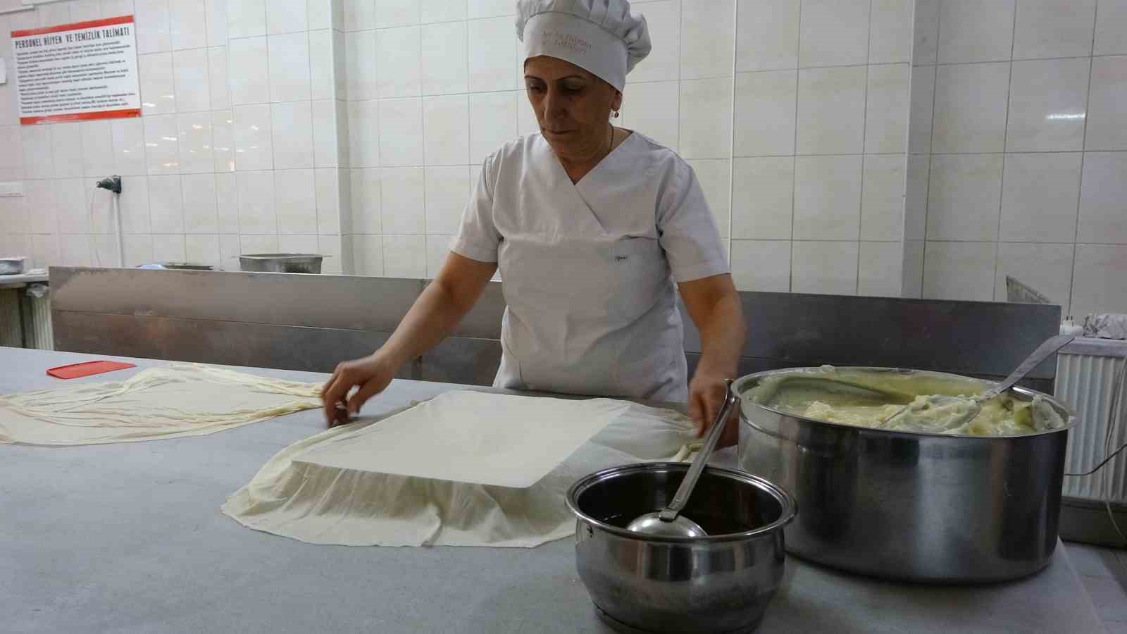 Karadeniz’in öne çıkan tatlıları arasında yerini alan Laz böreği ve gocaman gerdanı Ramazan’da daha çok ilgi görüyor

