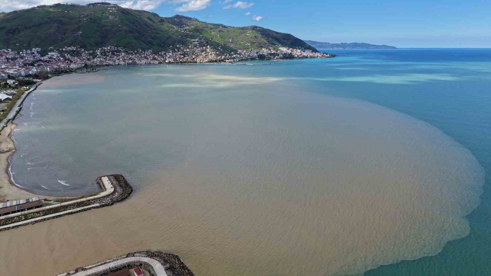 Karadeniz’in rengi kahverengiye döndü
