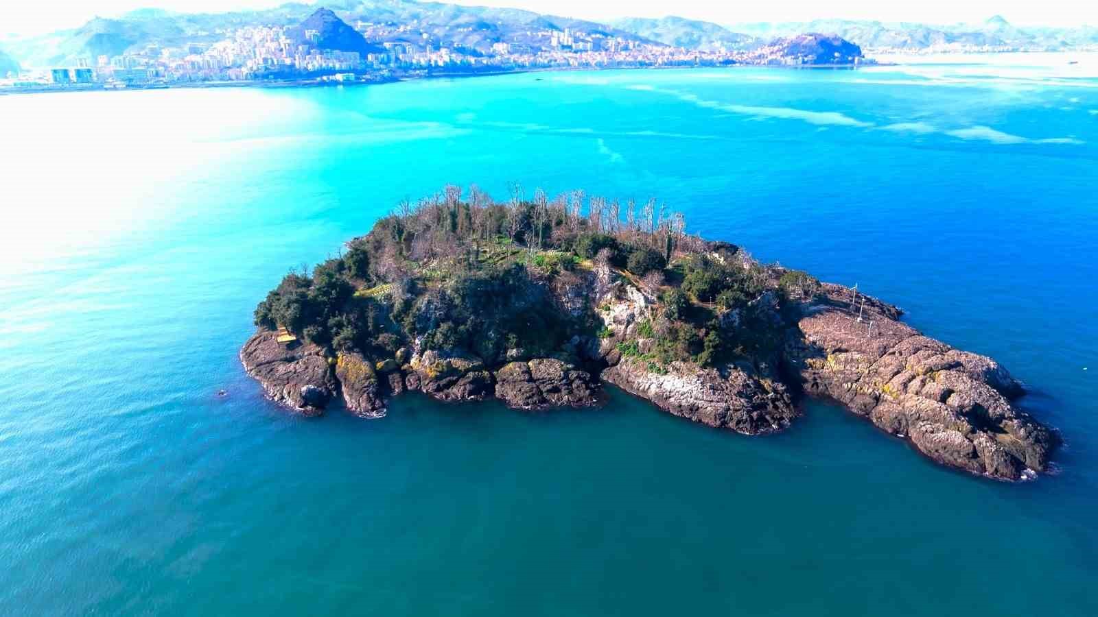 Karadeniz’in yaşanabilir tek adası olan Giresun Adasında kapsamlı temizlik yapıldı
