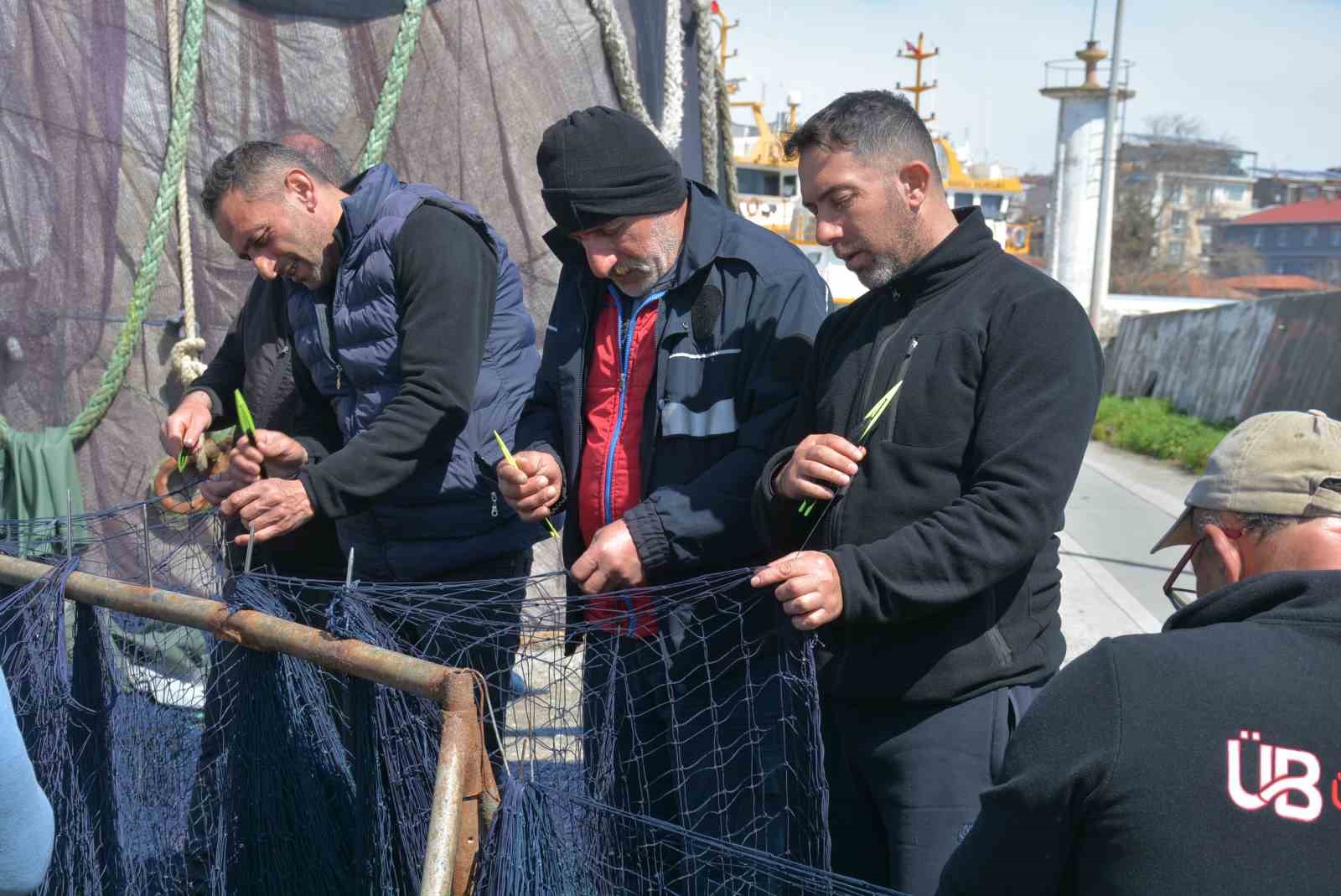 Karadenizli balıkçılar sezon sonunda ağlarını onarıyor
